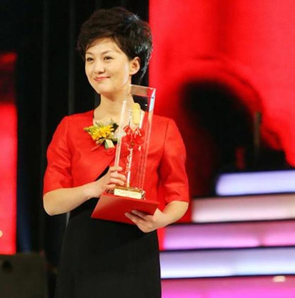 《新闻联播》主持海霞老公曝光，长相一言难尽，难怪一直不愿公开