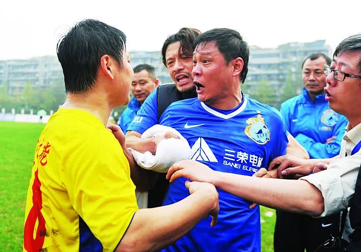 中国足球第一人范志毅现状,脾气差被罚款20万