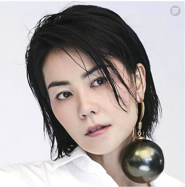 王菲张柏芝谢霆锋的年收入,三人差距太大!只能