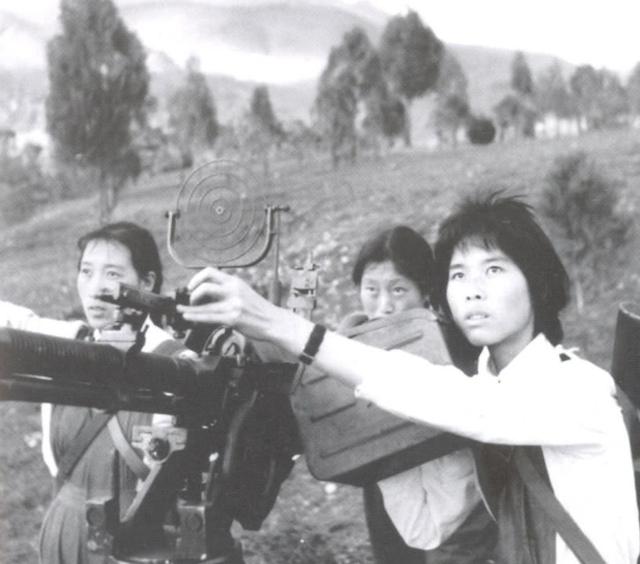 作为一个禁枪国家,中国仅有一次给民众发放枪