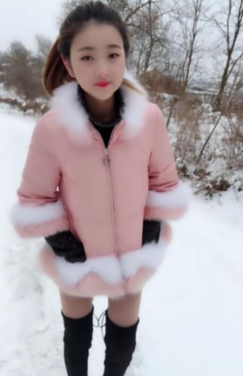 农村小姐姐雪地晒自拍,网友:确认过腿长,你就是我要娶