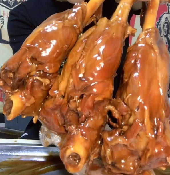 看主播大口大口地啃着,酱爆小羊腿,小吃货是不是该了解一下呢?