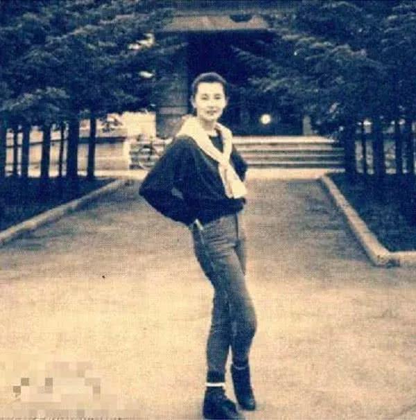 80年代王祖贤穿堆堆袜,张曼玉朱茵超时髦,时尚是个轮回!