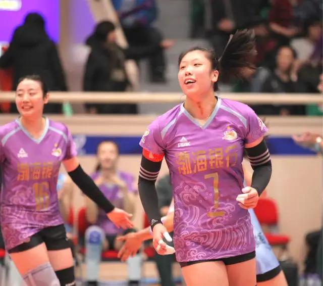 杨艺短板明显却获天津女排主帅陈友泉重用!球迷:不知道看好她啥