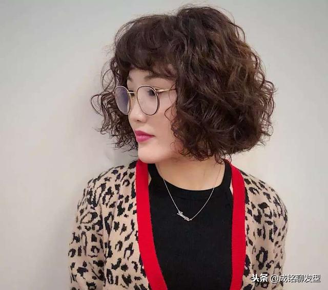 45岁女人烫什么头型好,六十岁女人烫什么发型 中年女性过年要烫头发,烫什么效果的发型可以显得年轻
