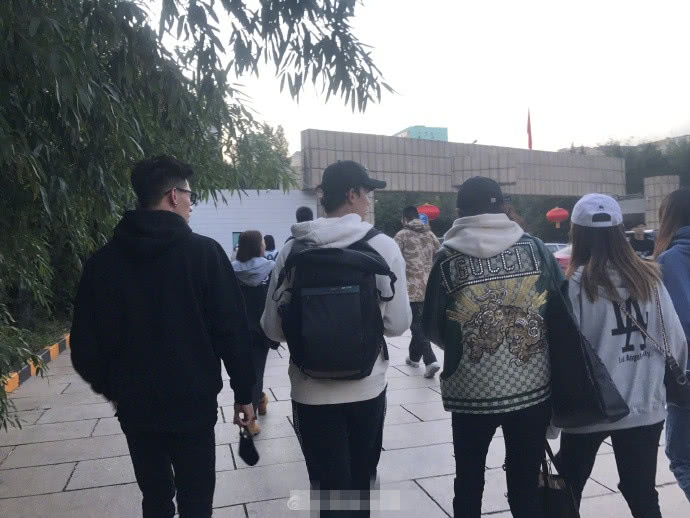 偶遇关晓彤鹿晗结伴吃火锅,怕被打扰,两人相距