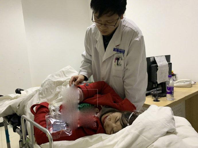 王宝强经纪人回应马蓉被打，称:对方拿凶器冲进家中，被吓昏倒