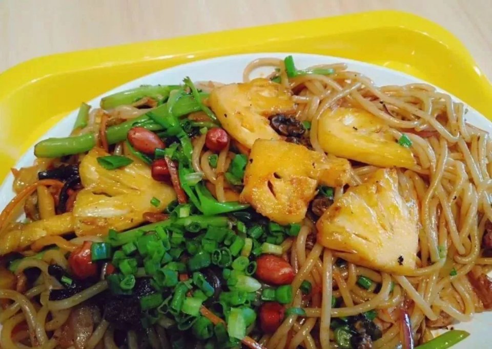 外地37元一份的缤纷草莓炒螺蛳粉上热搜!还有这些奇葩螺蛳粉料理