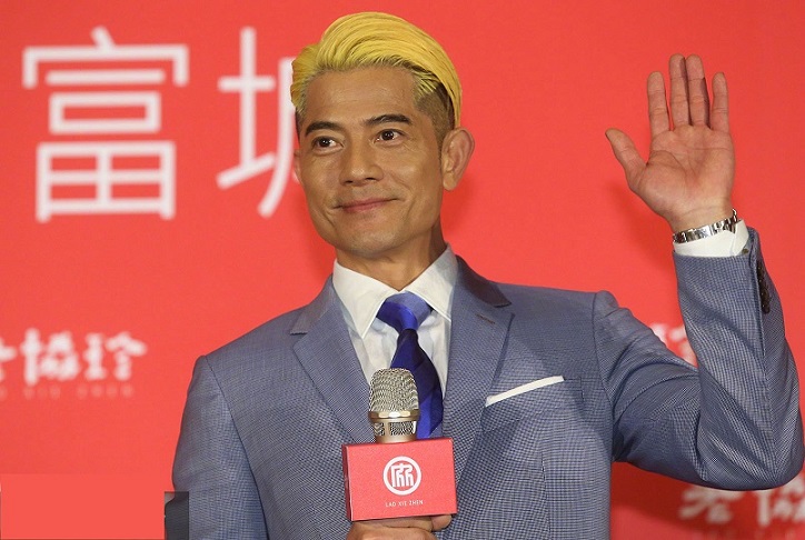 郭富城染发还涂指甲油,网友说他太时尚,为了奶粉钱真是拼了