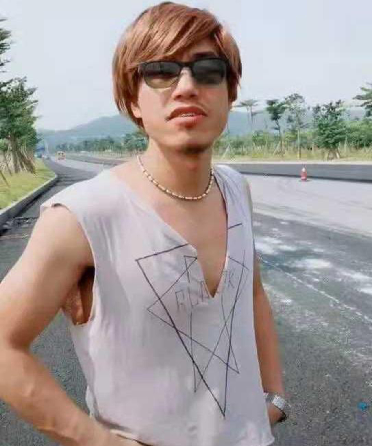 小伙模仿“乌鸦”张耀扬,你能分清模仿者和本尊吗?