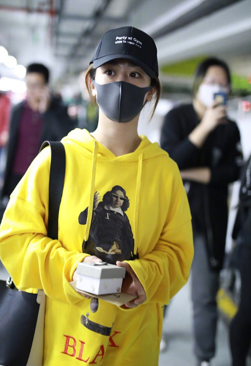 杨紫现身上海机场,黄色卫衣配黑色紧身裤,好身