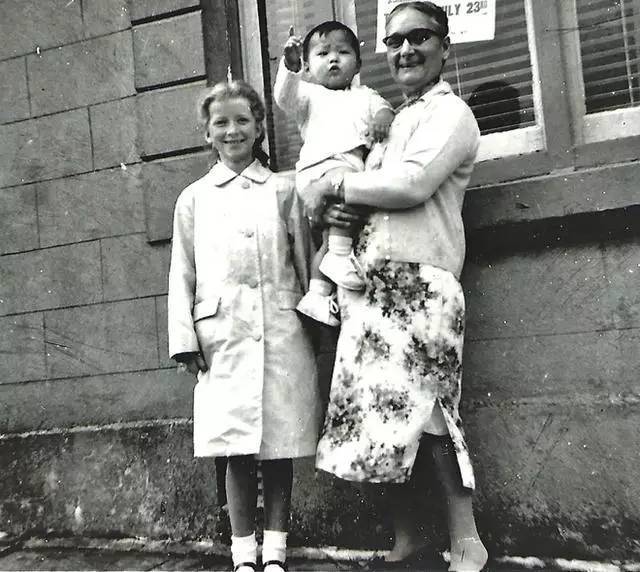 法国女佣加入中国国籍,9毛钱买下2岁弃婴,带1