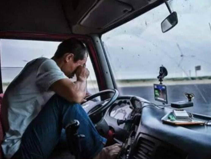 货车司机夫妇的去世,揭示了该行业的辛酸,送行的人挤满整个街道