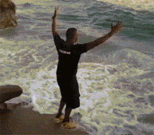 爆笑gif图:人家都没什么事儿,你自己就掉下去了?