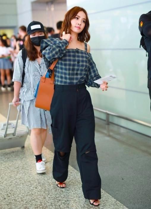 蔡依林满身赘肉,为了显高穿露腰装!网友:裤子扫