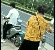 爆笑gif: 哥们表情挺丰富的啊