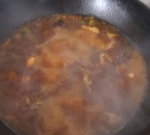 蘑菇炖鸡，鲜味浓郁，做法简单，拌米饭最过瘾