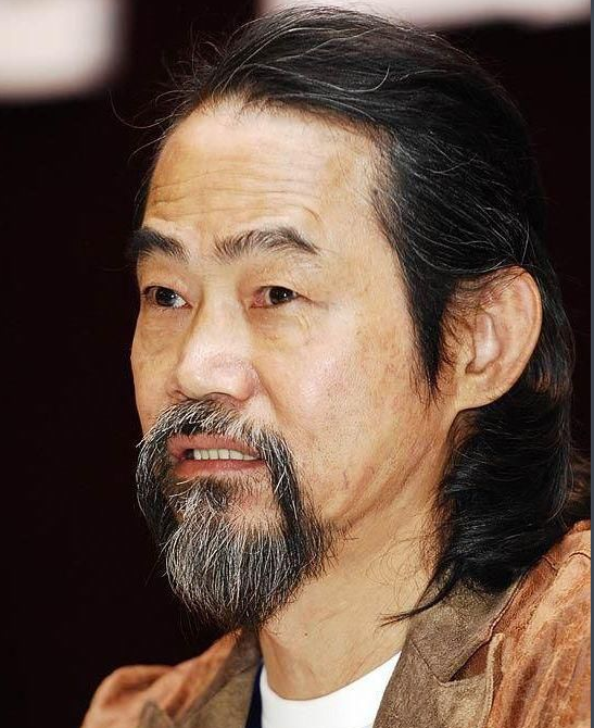 67歲元華生活近照:大器晚成53歲成影帝,如今生活落魄要領救濟