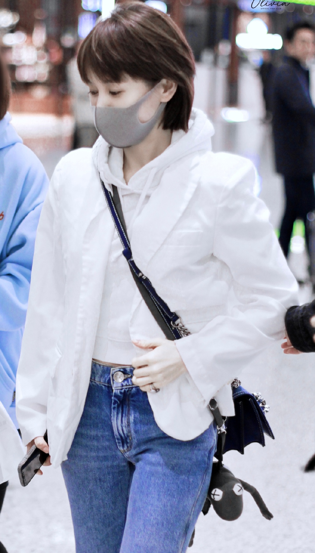 王子文一身中国红秀“竹竿腿”,短发搭配显高10cm,信你只有80斤 王子文一身中国红秀“竹竿腿”,短发搭配显高10cm,信你只有80斤