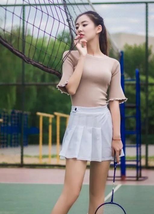 街拍:美女身穿黄色碎花的吊带小短裙,勾勒出迷人的性感好身材!