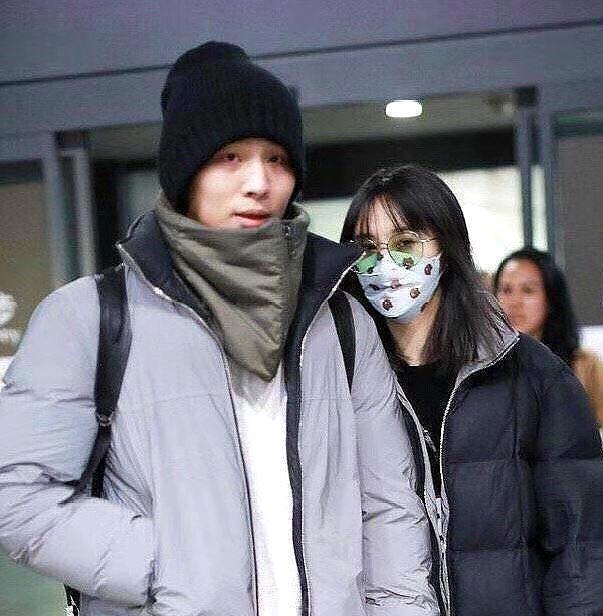 郑爽男友否认吃软饭,郑爽公司法定代表人是张恒,出资仅占32%图片