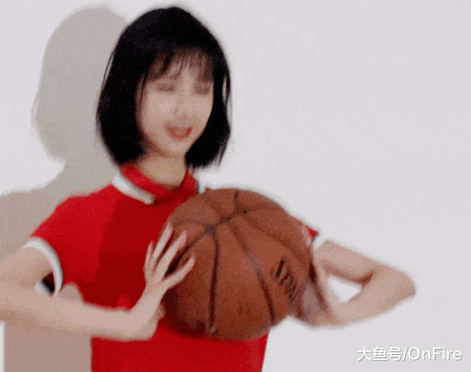 其身穿篮球服清纯十足,让人仿佛是赤木晴子从《灌篮高手》中走了出来