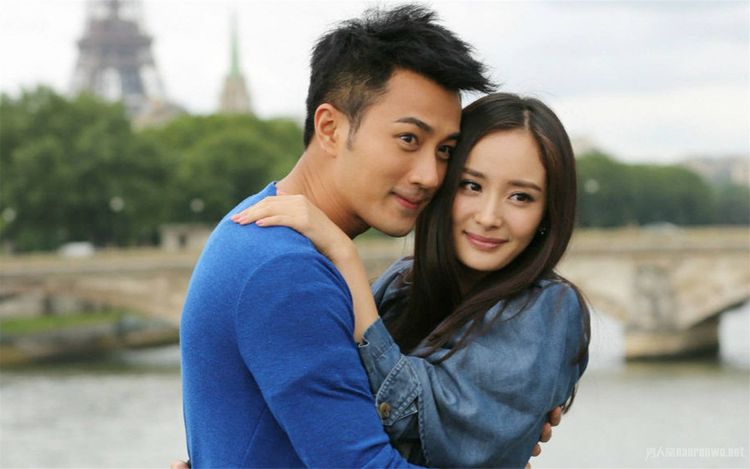 杨幂疑似坐谢霆锋腿上,似是公布恋情,且看杨幂