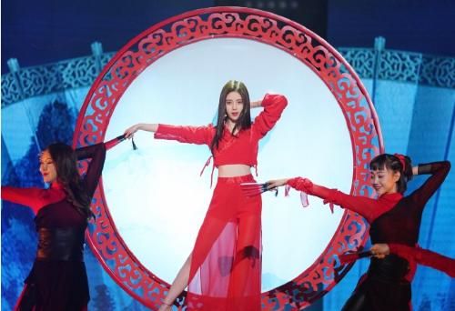鞠婧祎红衣再现《红昭愿》,手握折扇热情开舞,不一