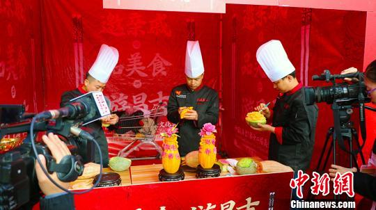 美食节吸引多家餐饮企业入驻，某餐饮企业展示水果雕花。　王小军 摄