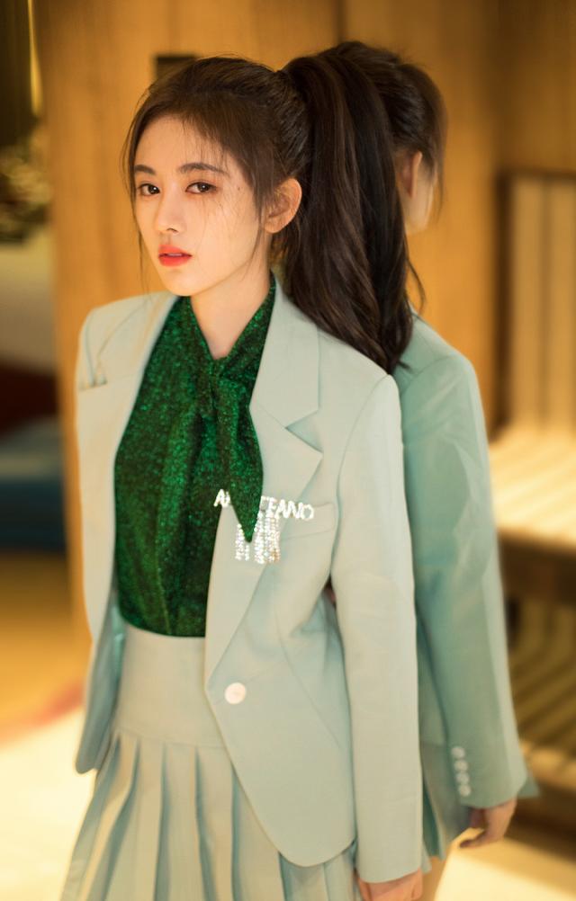 鞠婧炜登上最新一期快乐大本营,浅绿色小短裙太唯美了