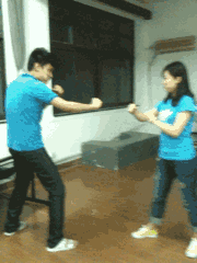 搞笑gif:妹子长点心吧,三人坐一辆电动车,一会翻车了