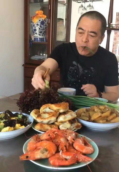 这个东北大哥吃饭太费葱了,一口菜配一根葱,一顿得吃一盘葱