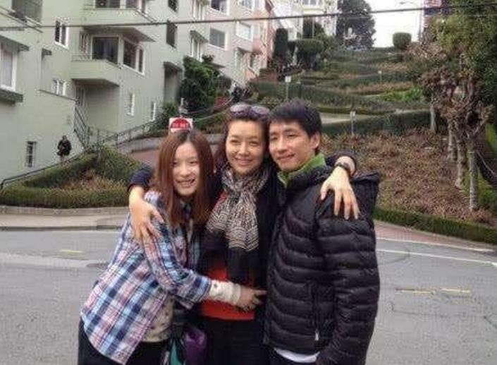 52岁江珊一家近照曝光,小15岁老公比靳东还帅,女儿很喜欢