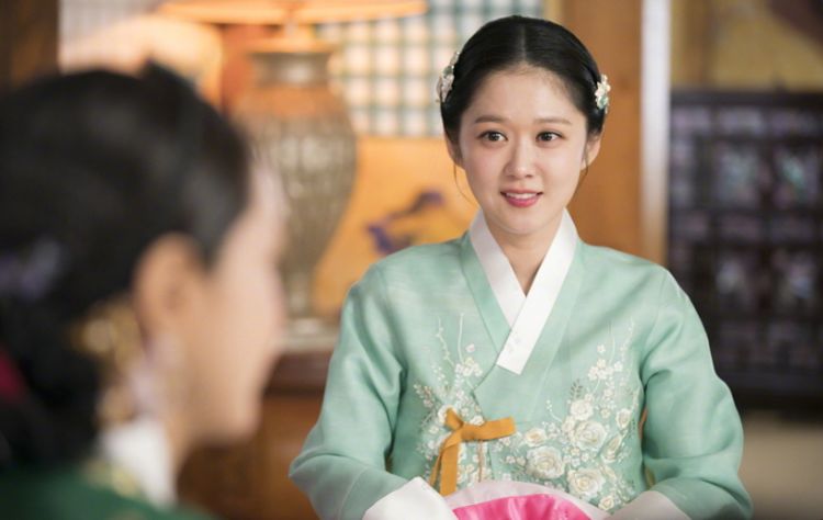 《皇后的品格》热播，张娜拉化身最美皇后，男主被嘲颜值不够