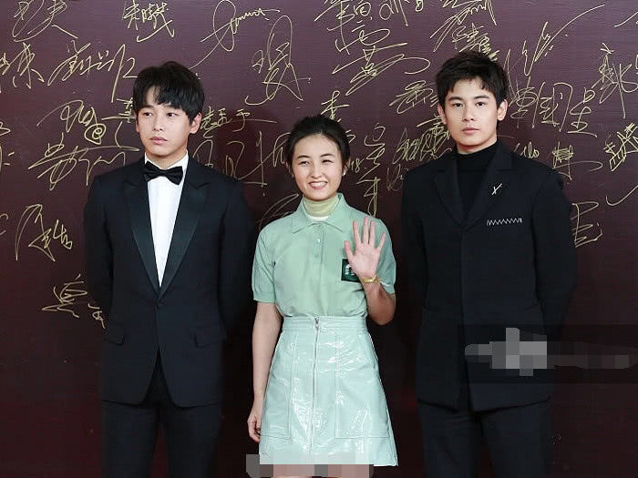 彭昱畅三人一起走红毯,张子枫跟不上步伐,胡先煦的做法很暖心