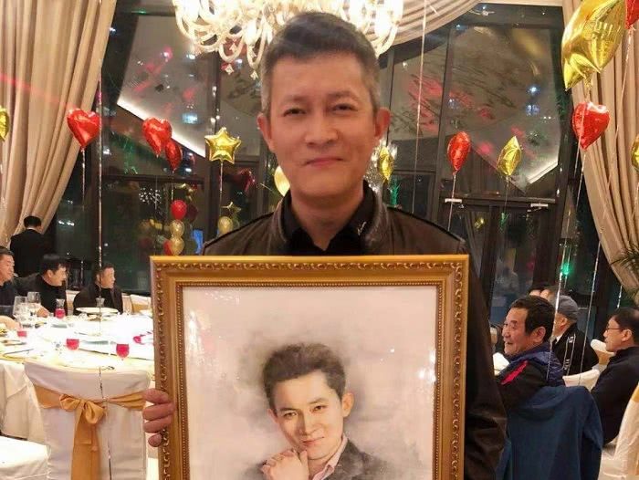 演员杨志刚近况曝光，年仅40岁却两鬓发白，比哥哥郭靖宇还要老