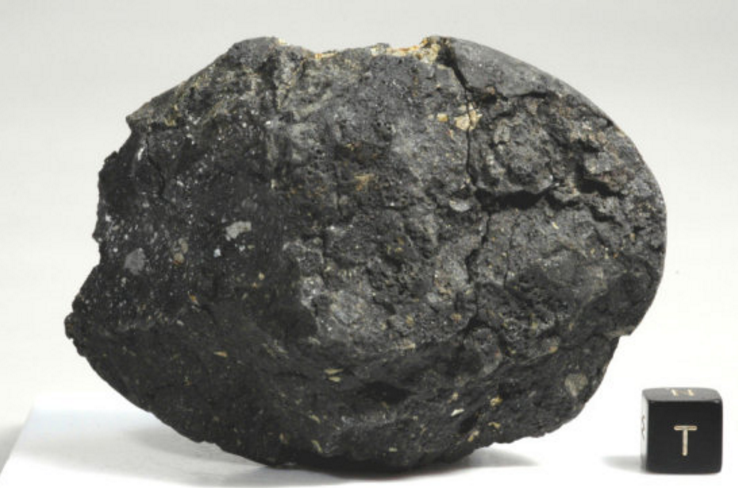 似碳一样的月球角砾岩陨石