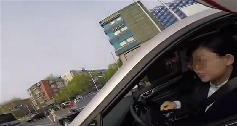 16万杜卡迪停红绿灯，却被女司机说教，还称“非机动车走那边”