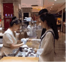 搞笑gif图,绝对是两口子,摄影师你还好吗?