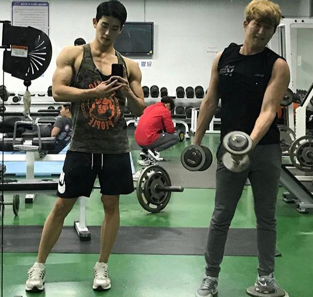 帅小伙大学健身房内锻炼,3年一身肌肉,网友:这腹肌真像搓衣板