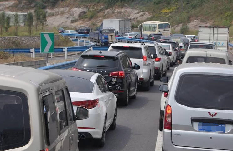 全合成机油跑多少公里更换比较好？老司机：要省钱还是要修车？