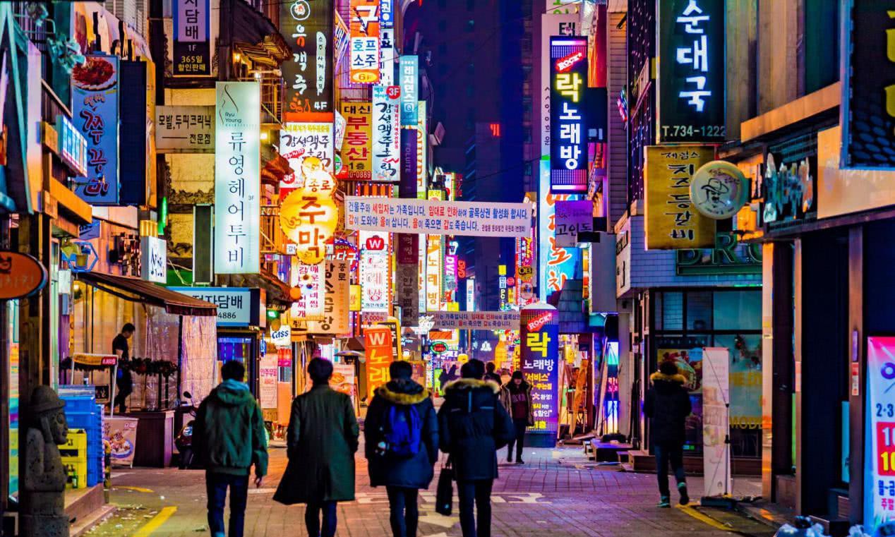 韩国街头出现中文警示语,引中国游客怒骂,到底谁的错?