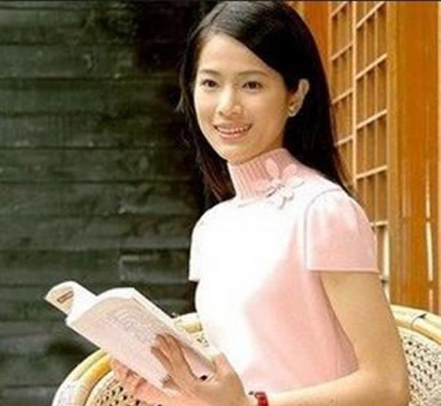 央视名嘴白岩松真是人生赢家,妻子貌美如花,儿子是十足的学霸!