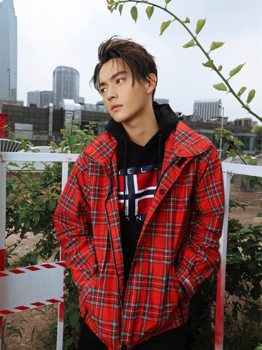 许凯颜值在线,连换貂皮大衣和西装,造型个性又迷人!