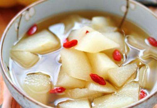 坚持每天喝“煮梨水”的人，一个月后，身体会得到4个“回报”!