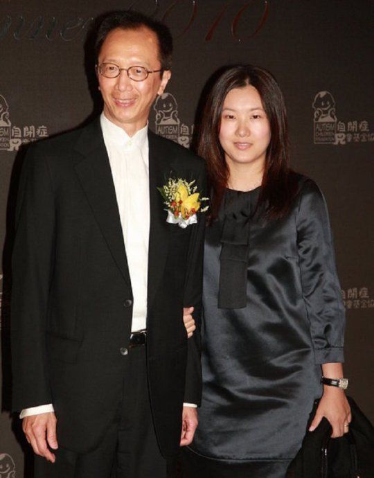 40岁伏明霞近照:生一女二子后发福仍美,为大26岁老公拼四胎