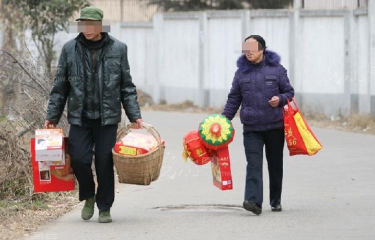 农村过年"怪现象",走亲戚放下礼物就走,这是为啥?