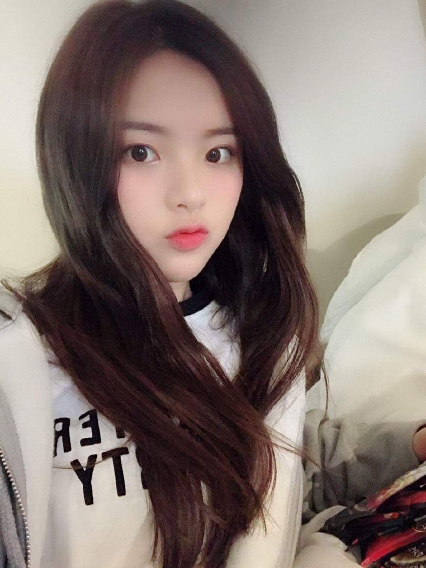 杨超越节目直播时脱鞋,吴宣仪摆拍踩高铁座椅