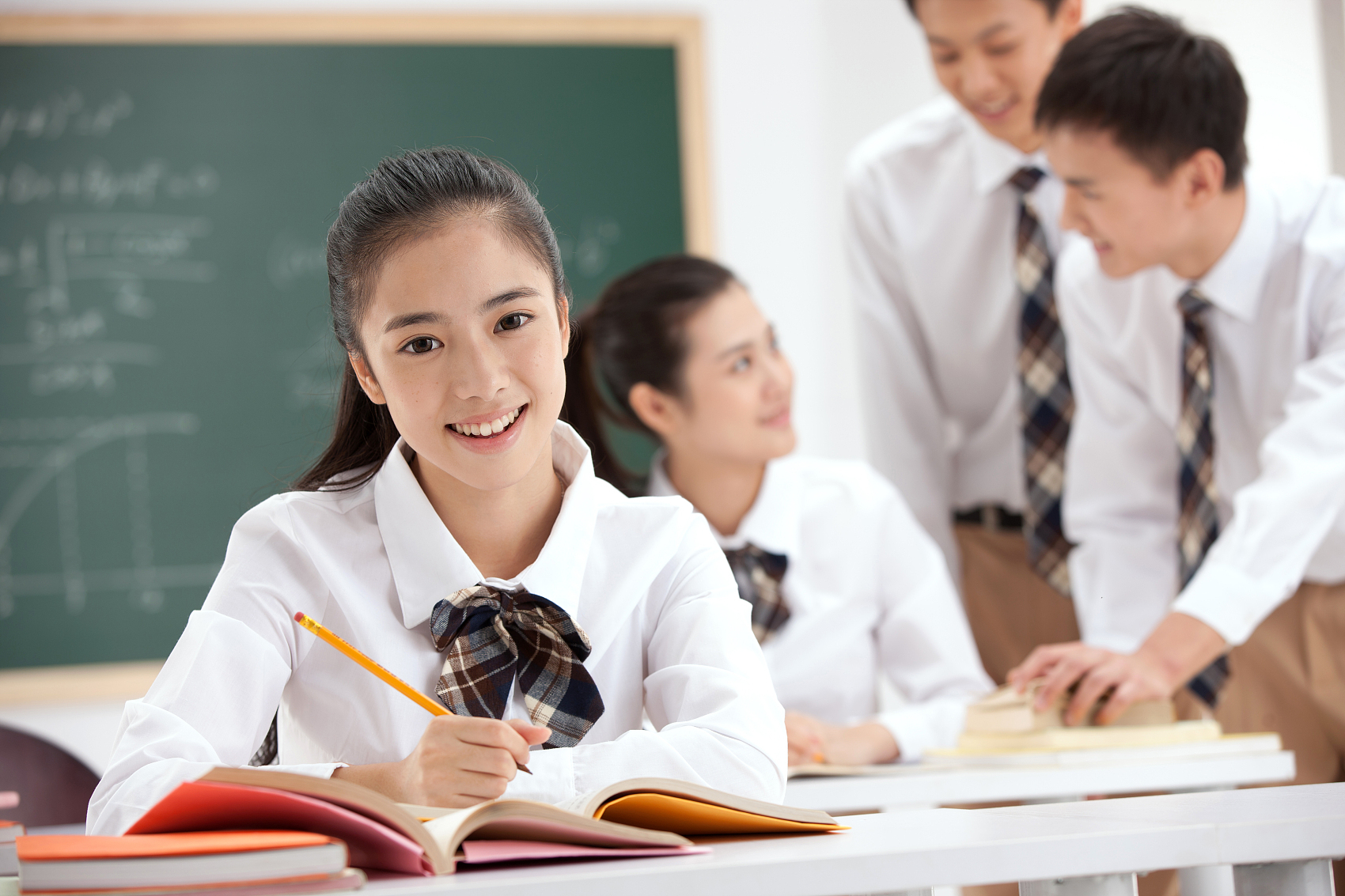 这类教师三年服务期满后有编有岗,还可推荐免