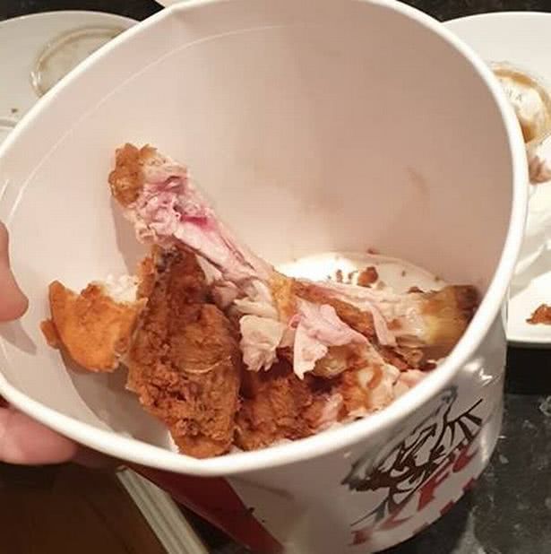 男子吃肯德基全家桶,却吃到带血鸡肉,官方:已移交相关部门处理